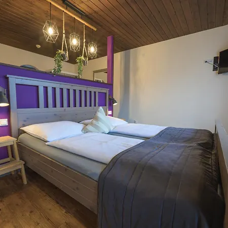 Roj & Hotel *